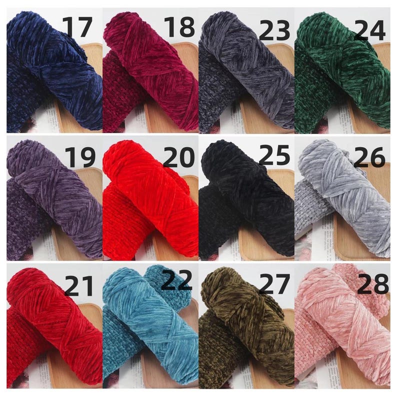 K&ouml;nnte beinhalten: Eine Sammlung farbenfroher Samtgarngarne, die jeweils mit einer Nummer versehen sind. Die Garnfarben umfassen Blaut&ouml;ne, Rot, Lila, Schwarz, Grau, Gr&uuml;n und Rosa. Die weiche, pl&uuml;schige Textur des Garns ist deutlich sichtbar.