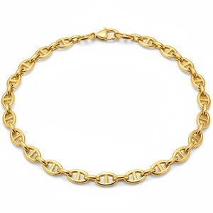 Peut inclure: Un collier chaîne de couleur or avec un design de maillons de marin. Le collier est en métal et comporte une fermeture à fermoir mousqueton. Les maillons de la chaîne sont de forme ovale avec une barre au centre, créant une esthétique nautique.