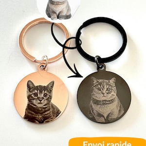Può includere: Due portachiavi rotondi per animali domestici con ritratti di gatti. Uno è in oro rosa, l'altro è nero. Entrambi hanno un design circolare con un'immagine di gatto. Un adesivo di un gatto è sopra. Il testo "Envoi rapide" è in un rettangolo giallo.