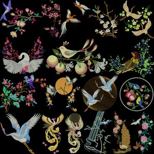 Puede incluir: Una colección de diseños bordados de aves y flores sobre un fondo negro. Los diseños incluyen varias aves, como grullas y fénix, junto con ramas de flores y frutas. La paleta de colores presenta tonos de azul, dorado, rosa y verde.