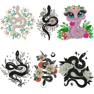 Puede incluir: Diseños de serpientes bordadas en varios estilos. La colección incluye una serpiente de color beige claro rodeada de elementos florales verdes y rosas, y varios diseños de serpientes negras con acentos florales y celestiales. Un diseño presenta una linda serpiente rosa con ojos grandes.