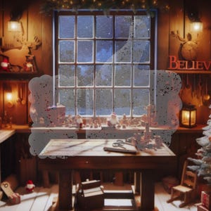 Puede incluir: Una acogedora escena de taller navideño con un árbol decorado, una mesa de madera y una ventana con vistas a un paisaje nevado. La palabra "BELIEVE" se muestra encima de una linterna. La habitación está cálidamente iluminada con velas y luces de cadena.
