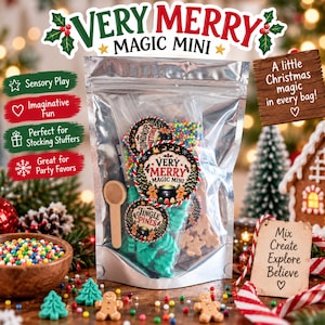 Puede incluir: Una bolsa de plástico transparente etiquetada como Very Merry Magic Mini que contiene chispas de colores, pequeños elementos verdes con forma de árbol y figuras de hombre de jengibre de color marrón claro con una cuchara de madera.