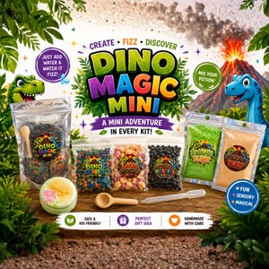 Pode incluir: Um kit Dino Magic Mini com vários componentes para uma experiência sensorial. O kit inclui sacos de contas coloridas, pós e uma bomba de banho. O texto na embalagem diz "Create, Fizz, Discover" e "A Mini Adventure in Every Kit!"
