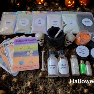 Spooky Potion Kit for Kids – Halloween Cauldron Play Set with Bone Stirrers, Fizzy Powders & Spooky Ingredients,E2818