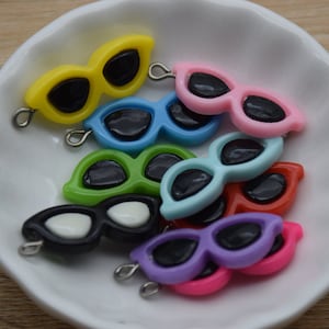 12 Resin Adorable Eye Sunglasses Charms Earring Necklace Bracelet Pendants DIY Jewelry Decoden Cabochon Keychain Accessories 33x11mm