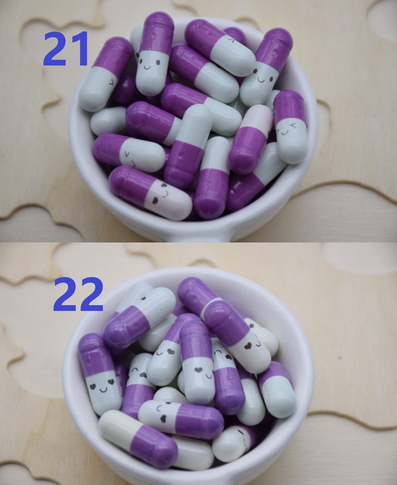 Puede incluir: Un cuenco de cer&aacute;mica blanco lleno de cuentas con forma de c&aacute;psula morada y blanca, cada una con una cara sonriente. El n&uacute;mero "21" est&aacute; en la esquina superior izquierda de la imagen superior, y el n&uacute;mero "22" est&aacute; en la esquina superior izquierda de la imagen inferior. El fondo es una superficie de madera clara.