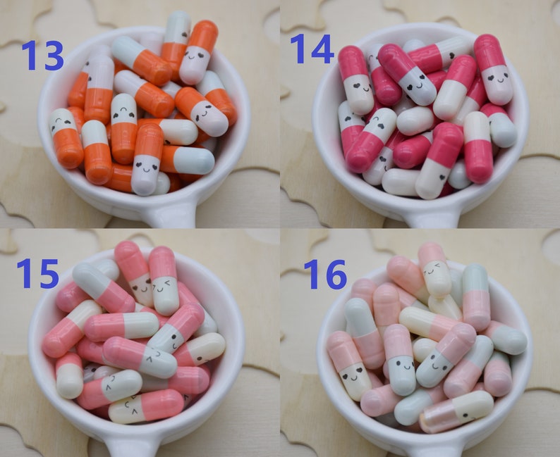 Puede incluir: Una colecci&oacute;n de objetos coloridos en forma de c&aacute;psula sonriente en peque&ntilde;os cuencos blancos. Las c&aacute;psulas est&aacute;n en varias combinaciones de colores, incluyendo naranja y blanco, rosa y blanco, y rosa claro y azul. Las c&aacute;psulas tienen peque&ntilde;as caras sonrientes.