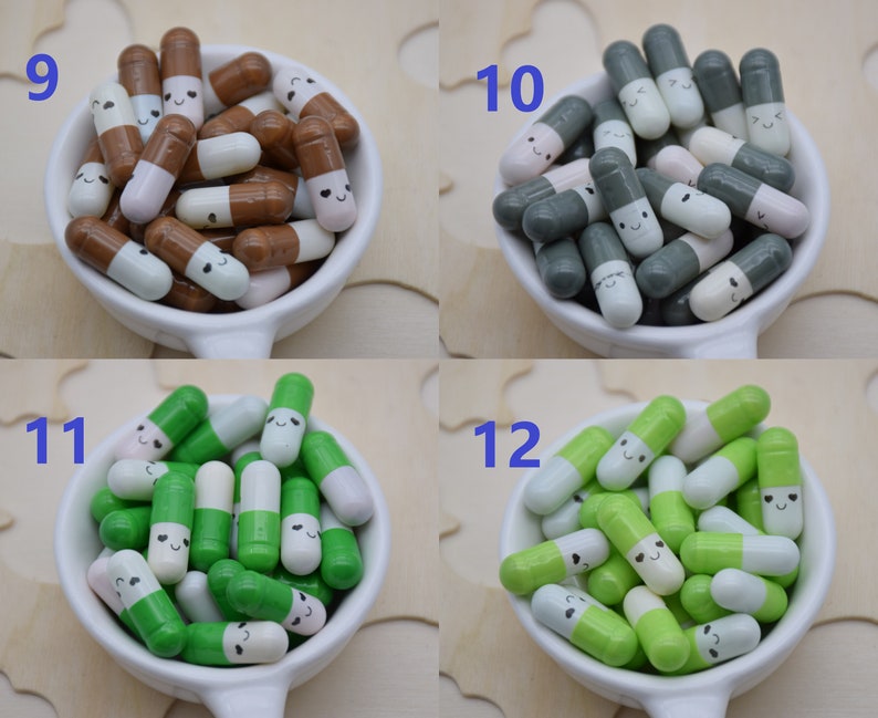 Puede incluir: Una colecci&oacute;n de objetos caprichosos con forma de c&aacute;psula sonriente en varios colores, incluyendo marr&oacute;n, gris, verde y blanco. Cada c&aacute;psula tiene una cara linda dibujada. Las c&aacute;psulas est&aacute;n dispuestas en peque&ntilde;os cuencos blancos.
