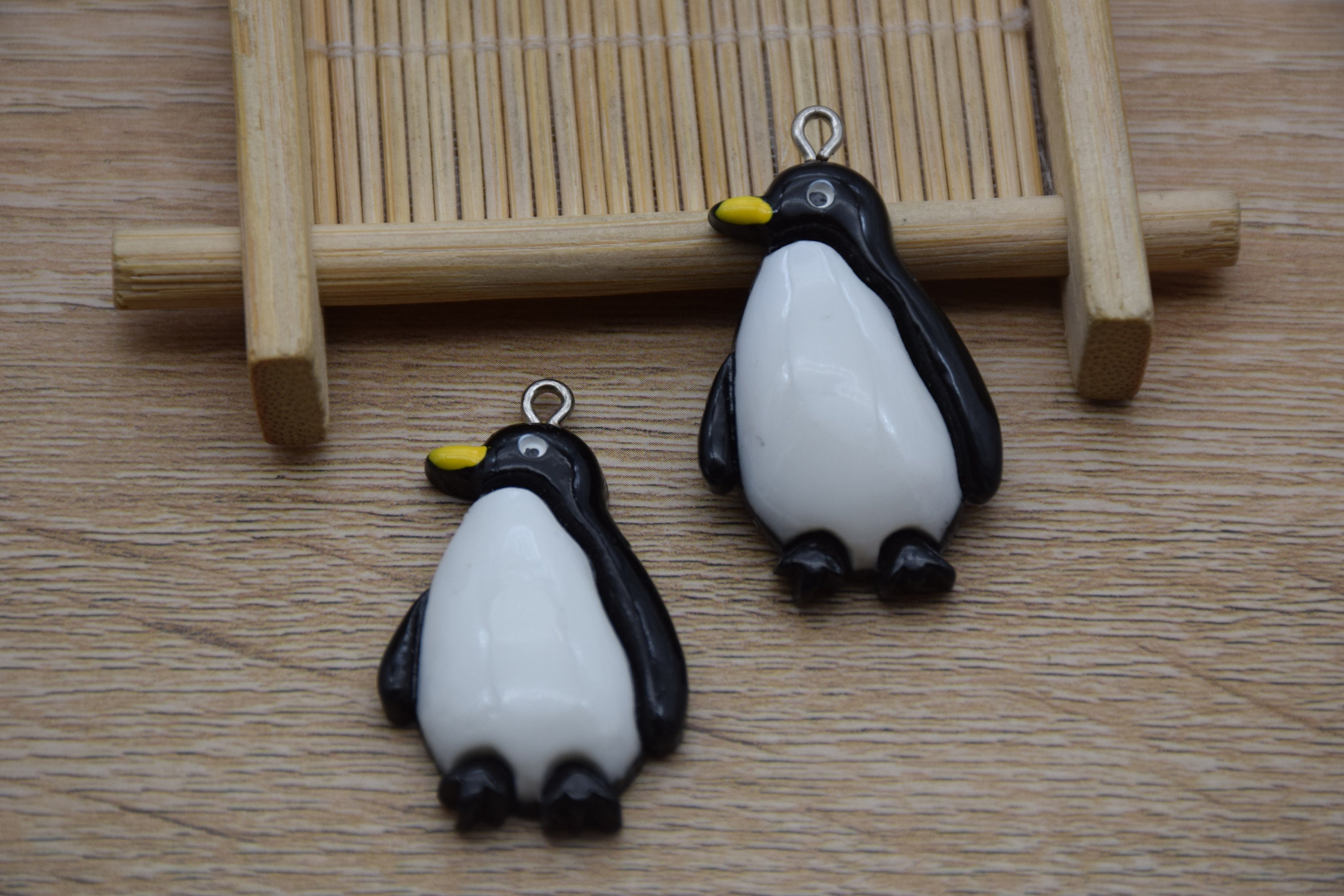 AMOBESTER Bonito colgante de pingüino con sombrero de Navidad para hacer pulseras, collares, aretes, joyería, Resina, Resina