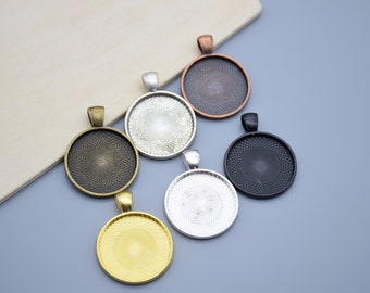 Puede incluir: Seis bandejas redondas de metal para colgantes, con diferentes acabados: dorado, plateado, bronce, negro y dos tonos de plata. Las bandejas tienen una superficie texturizada y un bucle en la parte superior para colgar.