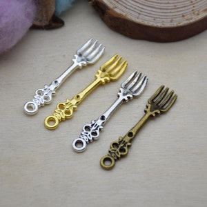 Peut inclure: Quatre breloques en forme de fourchette ornées d'argent, d'or et de bronze avec des détails décoratifs. Ces breloques sont parfaites pour la fabrication de bijoux, le scrapbooking et d'autres projets d'artisanat.