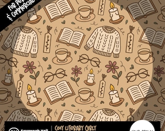 Peut inclure: Un motif sans couture avec des illustrations dessinées à la main de livres, de pulls, de tasses à café, de lunettes, de bougies et de fleurs. Le design est dans des tons bruns et beiges, avec le texte "COZY LITERARY GIRLY" et "HAND-DRAWN".