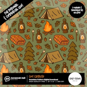 Op de afbeelding: Een naadloos patroon met kampeerelementen zoals tenten, kampvuren, lantaarns, dekens, bomen en marshmallows op een groene achtergrond. Het ontwerp bevat de tekst "Cozy Campsite" en "Seamless Pattern Digital Download".