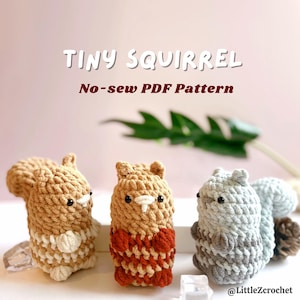 Peut inclure: Trois petits écureuils crochetés dans des tons de marron, d'orange et de gris. Les écureuils ont de petits yeux noirs et des queues duveteuses. Le texte "TINY SQUIRREL" et "No-sew PDF Pattern" est affiché au-dessus des écureuils.
