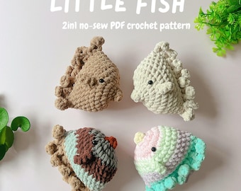 Op de afbeelding: Vier handgemaakte gehaakte vissen in verschillende kleuren, waaronder bruin, crème en pasteltinten. De vissen hebben een getextureerd lichaam en kleine zwarte ogen. De afbeelding bevat de tekst "LITTLE FISH" en "2in1 no-sew PDF crochet pattern".