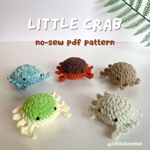Pode incluir: Cinco brinquedos de caranguejo de crochê em várias cores: azul claro, marrom e laranja, bege, verde e creme e branco. O texto "LITTLE CRAB" e "no-sew pdf pattern" são exibidos acima dos caranguejos.