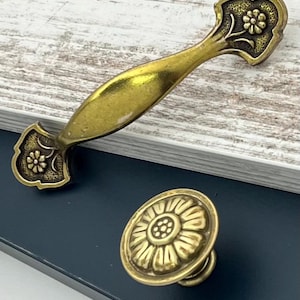 Vintage Brass Floral Cabinet Knob, Vintage Flower Knob Dresser Drawer Pull, Brass Flower Knob Cabinet Pull, Bras Flower Pull Cabinet Handle