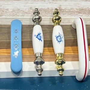 Tirador de armario floral de latón y cerámica blanca vintage, tirador de armario floral de latón y porcelana blanca, tirador de cajón floral de cerámica, porcelana azul