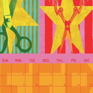 Op de afbeelding: Een kleurrijke kalender met een pop-art ontwerp. Het bovenste gedeelte toont scharen en sterren tegen gestreepte achtergronden. De dagen van de week staan bovenaan vermeld, met data in een raster eronder. Het kleurenpalet omvat geel, groen, roze en oranje.