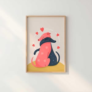 Puede incluir: Una impresión artística enmarcada con dos perros estilizados abrazándose. Uno es rosa con detalles de corazón, el otro azul marino. Corazones rojos flotan alrededor de los perros, sobre un fondo beige. La impresión está en un marco de madera clara.