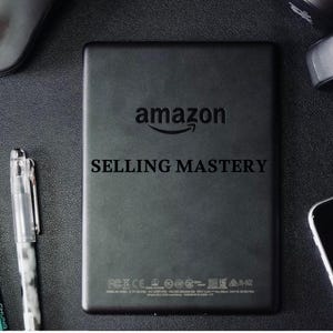 Può includere: Un e-reader Kindle nero di Amazon con la parola "amazon" e un logo a forma di freccia curva. Il testo "SELLING MASTERY" è stampato sotto il logo. Una penna e altri oggetti sono visibili sullo sfondo.
