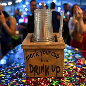 Porte-gobelet et marqueur solo en bois | Porte-gobelets personnalisé | Organiseur de station de boissons personnalisé
