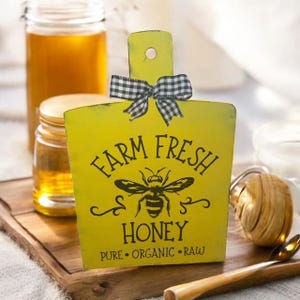 Tabla de cortar de madera amarilla/Letrero de miel fresca de granja/Decoración rústica de cocina/Regalo con temática de abejas/Tabla de cortar de granja/Tabla de abejas casera