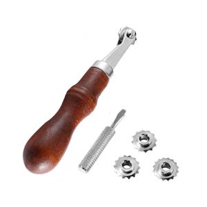 Op de afbeelding: Een lederbewerkingstoolsset met een roterende snijder met houten handvat, een schroevendraaier en drie stervormige messen. De gereedschappen zijn gemaakt van metaal en hout.