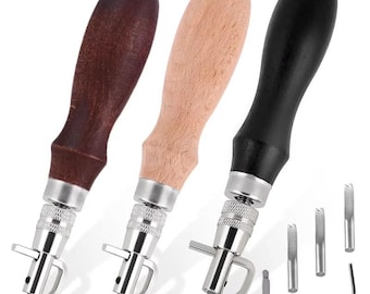 Op de afbeelding: Drie lederambachtelijke gereedschappen met houten handvatten in bruin, naturel en zwart. De gereedschappen hebben zilverkleurige metalen componenten en bevatten diverse verwisselbare messen en een kleine sleutel. Deze gereedschappen zijn ontworpen voor leerbewerking en ambacht.