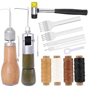 Puede incluir: Un kit de herramientas de artesanía en cuero con una lezna con mango de madera, una lezna de coser, un mazo amarillo y negro, varias herramientas de metal y carretes de hilo de varios colores. Para trabajos en cuero.
