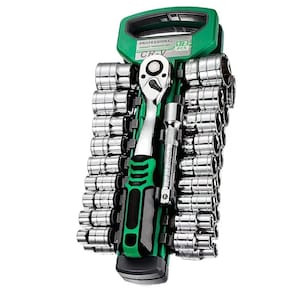 Op de afbeelding: Een professionele dopsleutelset met 12 stuks, met een groen-zwarte handgreep en verchroomde doppen. De set bevat een ratelsleutel en diverse doppen, opgeborgen in een groene koffer.