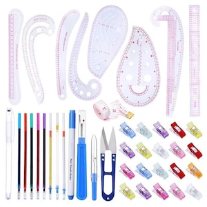 Può includere: Un kit completo per cucito e quilting con righelli in plastica trasparente, modelli curvi, un metro a nastro, clip per tessuti, forbici e penne. Gli strumenti sono progettati per la precisione nei progetti tessili.