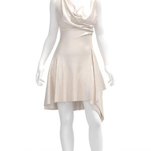 Könnte beinhalten: Ein beiges, asymmetrisches Kleid mit Wasserfallausschnitt wird auf einer Schaufensterpuppe präsentiert. Das Kleid hat einen fließenden Rock und wird mit silbernen Absätzen kombiniert. Die Schaufensterpuppe steht auf einer weißen Oberfläche.