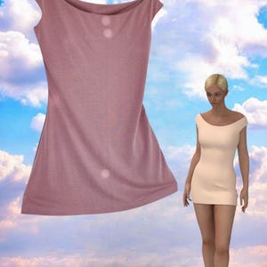 Könnte beinhalten: Ein mauvefarbenes, ärmelloses Kleid mit einem Rundhalsausschnitt und zwei kleinen Knöpfen. Das Kleid wird neben einer Schaufensterpuppe gezeigt, die ein ähnliches pfirsichfarbenes Kleid trägt. Der Hintergrund ist ein Himmel mit Wolken.