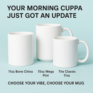 K&ouml;nnte beinhalten: Drei wei&szlig;e Keramikbecher in verschiedenen Gr&ouml;&szlig;en werden vor einem hellblauen Hintergrund gezeigt. Die Becher sind beschriftet: 11oz Bone China, 15oz Mega Pint und The Classic 11oz. Der Text oben lautet: YOUR MORNING CUPPA JUST GOT AN UPDATE. Der Text unten lautet: CHOOSE YOUR VIBE, CHOOSE YOUR MUG.