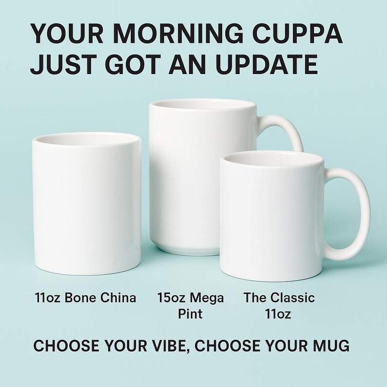 K&ouml;nnte beinhalten: Drei wei&szlig;e Keramikbecher in verschiedenen Gr&ouml;&szlig;en werden vor einem hellblauen Hintergrund gezeigt. Die Becher sind beschriftet: 11oz Bone China, 15oz Mega Pint und The Classic 11oz. Der Text oben lautet: YOUR MORNING CUPPA JUST GOT AN UPDATE. Der Text unten lautet: CHOOSE YOUR VIBE, CHOOSE YOUR MUG.