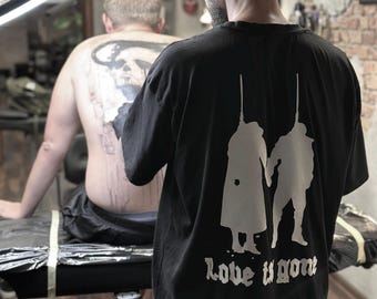 Love Is Gone Übergroßes schwarzes T-Shirt: Gothic Streetwear