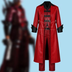 Puede incluir: Un abrigo largo de cuero rojo con solapas y puños negros, combinado con pantalones rojos a juego. El abrigo incluye un chaleco negro debajo con tres correas horizontales con hebilla en el pecho y un cinturón negro con hebilla plateada.