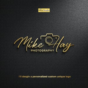 Puede incluir: Diseño de logotipo dorado para "Mike Hay Photography" con un icono de cámara sobre un fondo negro texturizado. El logotipo incluye el texto "Photography" y el lema "I'll design a personalized custom unique logo".