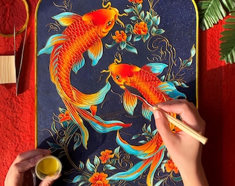 Può includere: Un dipinto dettagliato di due pesci koi nei toni dell'arancione, del rosso e del blu, su uno sfondo blu scuro con accenti floreali. L'opera d'arte viene dipinta con un pennello. Il testo "Easy to Follow Tutorial" è in basso.