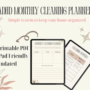 Può includere: Planner mensile per la pulizia ADHD, un PDF stampabile e un planner senza data compatibile con iPad. L'immagine mostra un planner digitale con sezioni per cucina, armadio e bagno, più un elenco di forniture per la pulizia. Il testo recita "Sistema semplice per mantenere la tua casa organizzata."