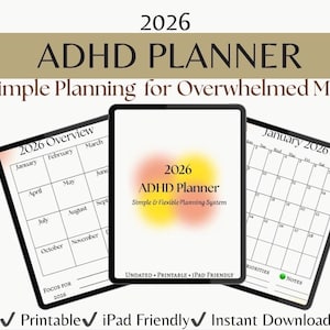Può includere: Un planner digitale per il 2026, progettato per persone con ADHD. L'immagine mostra tre tablet digitali che mostrano layout di calendario e il titolo del planner. Il planner è descritto come semplice e flessibile, con opzioni di stampa e iPad.