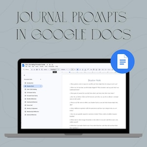 Op de afbeelding: Een laptop toont een Google Docs-document met de titel "Journal Prompts". Het document bevat prompts voor "Shadow Work". De afbeelding heeft een blauw en wit pictogram in de rechterbovenhoek en de tekst "JOURNAL PROMPTS IN GOOGLE DOCS."