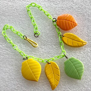 Vintage pop-art plastic ketting met enorme bladeren