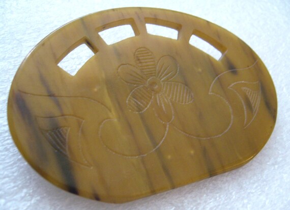 Vintage Early Plastic Galalith Art Deco Carved Flowers Pin  display picture 1