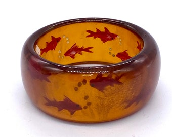 Vintage reverse carved fishes   bakelite bangle bracelet