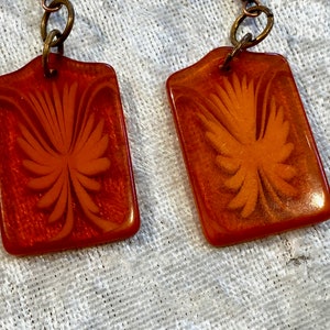 Orecchini vintage in lucite con piuma o foglia incastonata