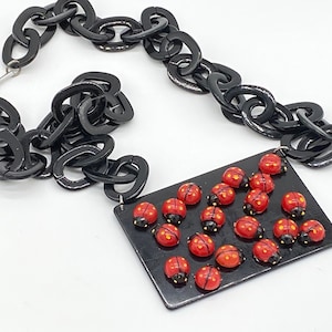 Collar de mariquitas de plástico de estilo vintage