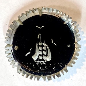 Vintage umgekehrte geschnitzte Lucite-Boot-Pin-Brosche